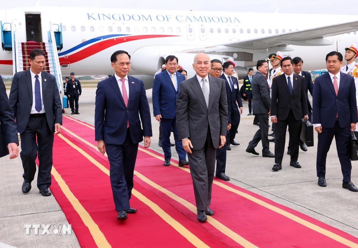 Phó Thủ tướng, Bộ trưởng Ngoại giao Bùi Thanh Sơn đón Quốc vương Campuchia Norodom Sihamoni tại Sân bay quốc tế Nội Bài, Hà Nội. Phó Thủ tướng, Bộ trưởng Ngoại giao Bùi Thanh Sơn đón Quốc vương Campuchia Norodom Sihamoni tại Sân bay quốc tế Nội Bài, Hà Nội.