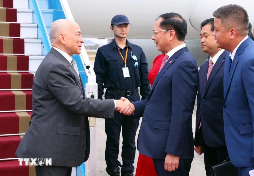 Quốc vương Campuchia Norodom Sihamoni đến Hà Nội, bắt đầu thăm cấp Nhà nước tới Việt Nam. Quốc vương Campuchia Norodom Sihamoni đến Hà Nội, bắt đầu thăm cấp Nhà nước tới Việt Nam.
