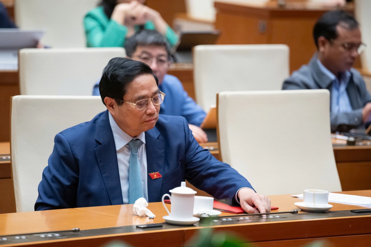 Thủ tướng Chính phủ Phạm Minh Chính bấm bút thông qua Nghị quyết Thủ tướng Chính phủ Phạm Minh Chính bấm bút thông qua Nghị quyết