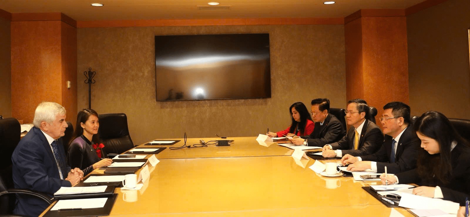 Bộ trưởng Nguyễn Hồng Diên tiếp và làm việc với Thượng nghị sỹ Clément Gignac Bộ trưởng Nguyễn Hồng Diên tiếp và làm việc với Thượng nghị sỹ Clément Gignac