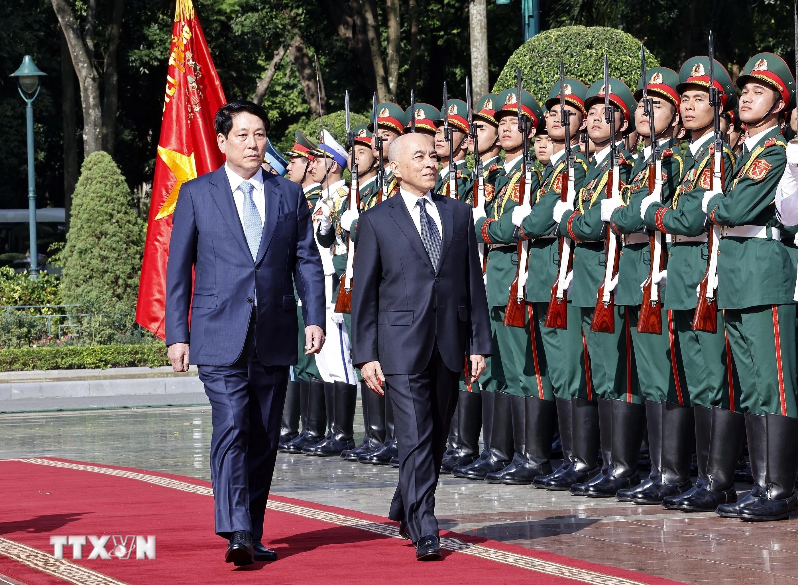 Chủ tịch nước Lương Cường và Quốc vương Campuchia Norodom Sihamoni duyệt Đội danh dự Quân đội Nhân dân Việt Nam