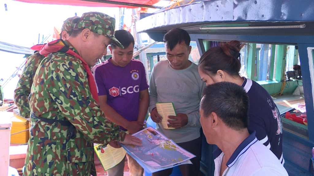 Cán bộ, chiến sĩ Hải đội 2, BĐBP tỉnh Quảng Ninh tuyên truyền cho ngư dân về IUU.Ảnh:quangninh.vn Cán bộ, chiến sĩ Hải đội 2, BĐBP tỉnh Quảng Ninh tuyên truyền cho ngư dân về IUU.Ảnh:quangninh.vn