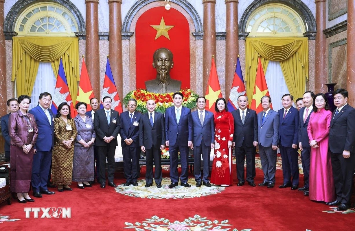 Chủ tịch nước Lương Cường, Quốc vương Campuchia Norodom Sihamoni và các đại biểu Chủ tịch nước Lương Cường, Quốc vương Campuchia Norodom Sihamoni và các đại biểu