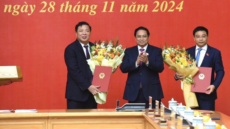 Thủ tướng Phạm Minh Chính tặng hoa chúc mừng Bộ trưởng Tài chính Nguyễn Văn Thắng và Bộ trưởng Giao thông vận tải Trần Hồng Minh. Ảnh: Báo Nhân dân Thủ tướng Phạm Minh Chính tặng hoa chúc mừng Bộ trưởng Tài chính Nguyễn Văn Thắng và Bộ trưởng Giao thông vận tải Trần Hồng Minh. Ảnh: Báo Nhân dân