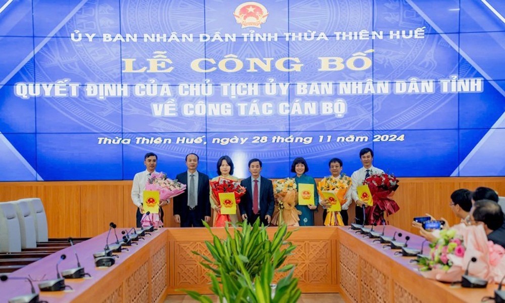 Lãnh đạo tỉnh Thừa Thiên – Huế tặng hoa chúc mừng cho các đồng chí vừa được bổ nhiệm. Ảnh: Báo Xây dựng Lãnh đạo tỉnh Thừa Thiên – Huế tặng hoa chúc mừng cho các đồng chí vừa được bổ nhiệm. Ảnh: Báo Xây dựng