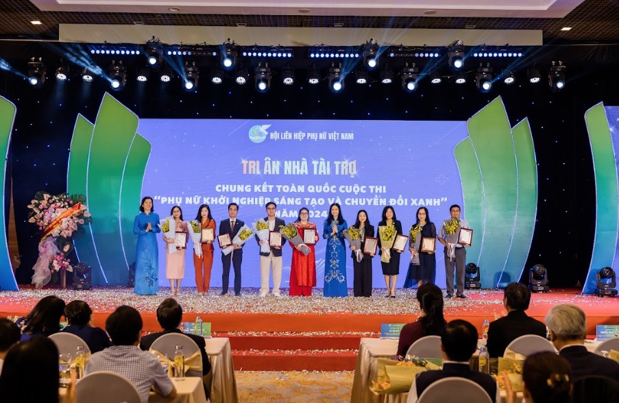 Đại diện Home Credit (đứng thứ 4, từ phải qua) nhận hoa và chứng nhận tài trợ tại chung kết "Phụ nữ khởi nghiệp sáng tạo và chuyển đổi xanh" năm 2024