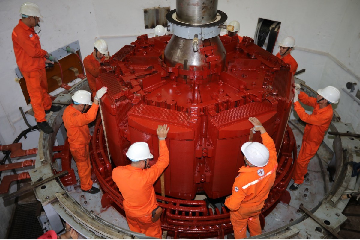 Đơn vị sửa chữa thực hiện nội dung lắp rotor tổ máy phát H2 nhà máy thủy điện Quảng Trị. Ảnh: Minh Lương Đơn vị sửa chữa thực hiện nội dung lắp rotor tổ máy phát H2 nhà máy thủy điện Quảng Trị. Ảnh: Minh Lương