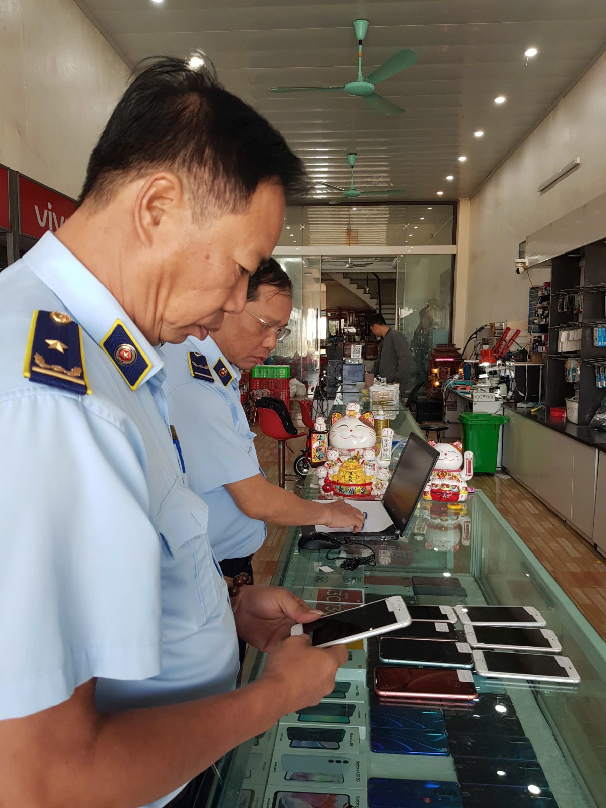 Ninh Bình: Tạm giữ nhiều điện thoại di động có dấu hiệu nhập lậu tại huyện Yên Mô Ninh Bình: Tạm giữ nhiều điện thoại di động có dấu hiệu nhập lậu tại huyện Yên Mô