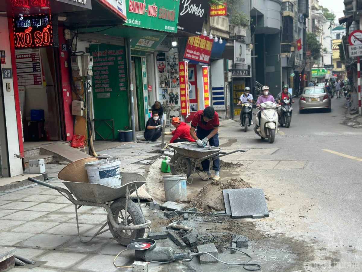 Lãng phí xây dựng vỉa hè tại Hà Nội: Cuối năm lại thấy… ông đào đường! Lãng phí xây dựng vỉa hè tại Hà Nội: Cuối năm lại thấy… ông đào đường!
