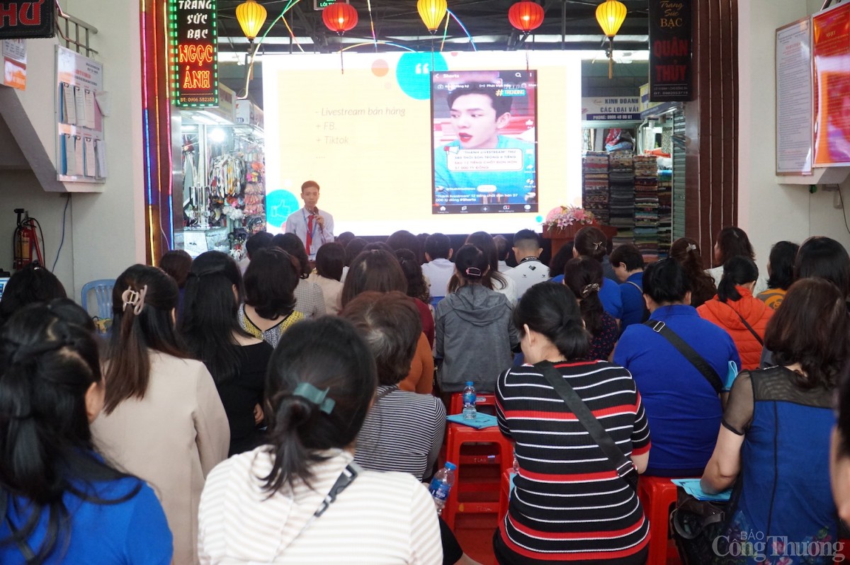 Rất đông tiểu thương tại các chợ Đà Nẵng tham gia tập huấn về văn minh thương mại trên nền tảng số, kỹ năng livestream bán hàng Rất đông tiểu thương tại các chợ Đà Nẵng tham gia tập huấn về văn minh thương mại trên nền tảng số, kỹ năng livestream bán hàng