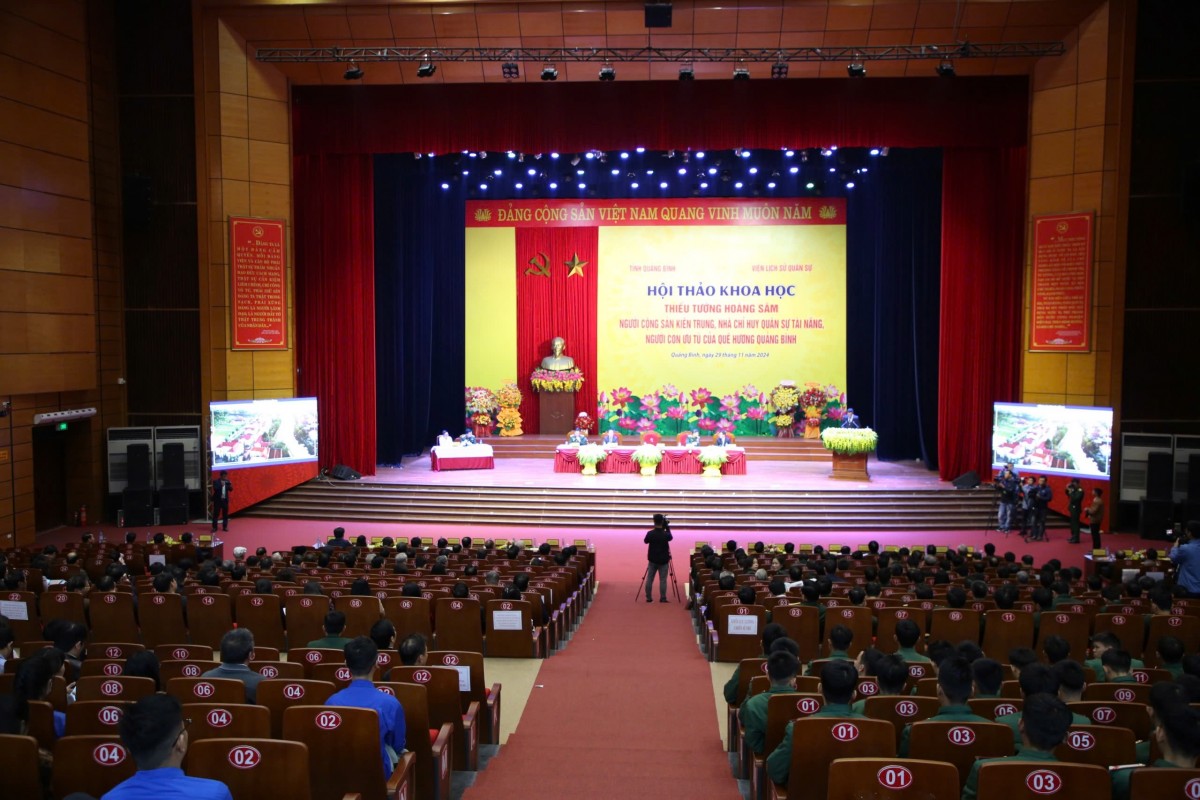 Toàn cảnh buổi Hội thảo “Thiếu tướng Hoàng Sâm - Người cộng sản kiên trung, nhà chỉ huy quân sự tài năng, người con ưu tú của quê hương Quảng Bình”.