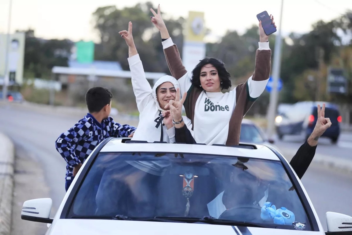 Người dân ăn ở Liban mừng ngày thỏa thuận ngừng bắn có hiệu lực Người dân ăn ở Liban mừng ngày thỏa thuận ngừng bắn có hiệu lực