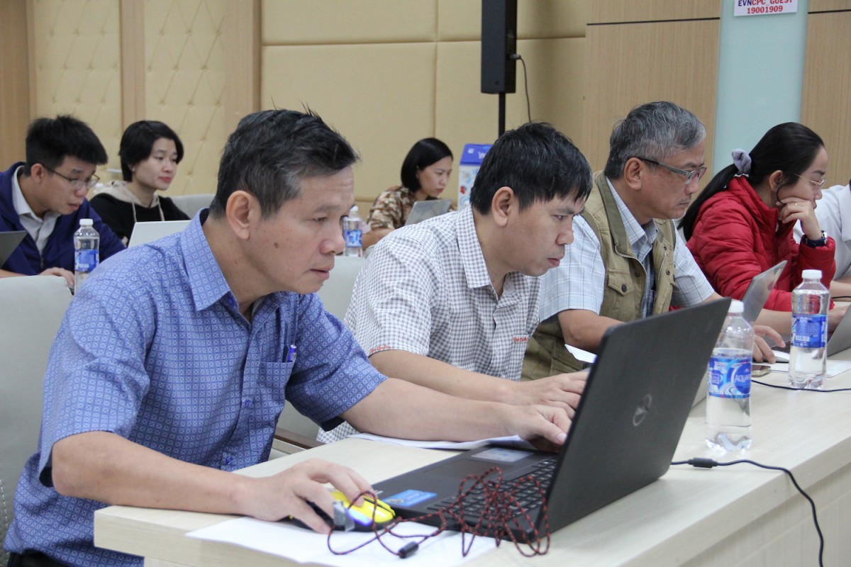 Các thí sinh làm bài thi Các thí sinh làm bài thi