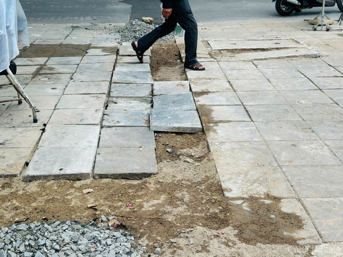 Lãng phí xây dựng vỉa hè tại Hà Nội: Cuối năm lại thấy… ông đào đường! Lãng phí xây dựng vỉa hè tại Hà Nội: Cuối năm lại thấy… ông đào đường!