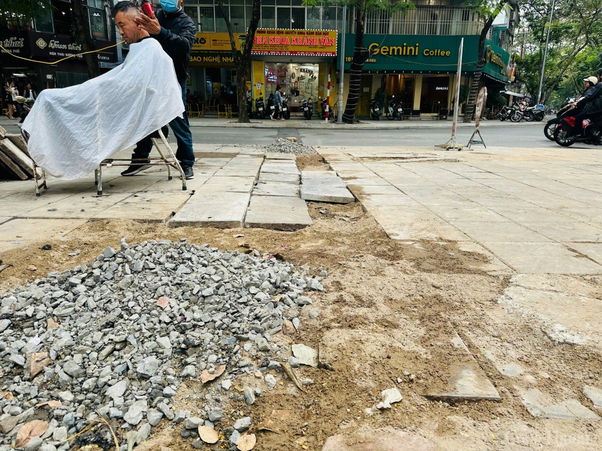 Lãng phí xây dựng vỉa hè tại Hà Nội: Cuối năm lại thấy… ông đào đường! Lãng phí xây dựng vỉa hè tại Hà Nội: Cuối năm lại thấy… ông đào đường!