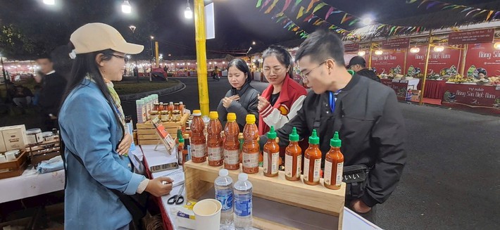 Khách tham quan, mua sắm tại chương trình