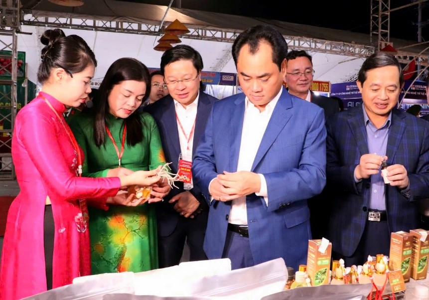 Bí thư Tỉnh ủy Thái Nguyên Trịnh Việt Hùng tham quan các gian trưng bày tại Hội chợ Công Thương khu vực Đông Bắc - Thái Nguyên 2024. Bí thư Tỉnh ủy Thái Nguyên Trịnh Việt Hùng tham quan các gian trưng bày tại Hội chợ Công Thương khu vực Đông Bắc - Thái Nguyên 2024.