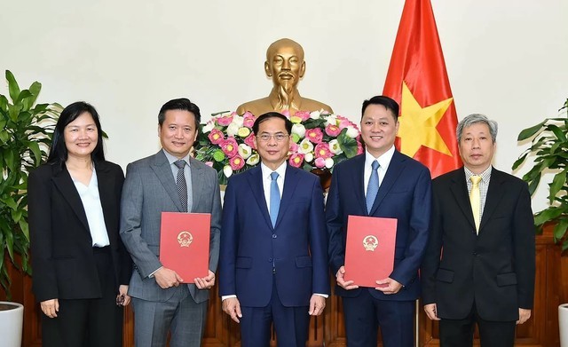 Phó Thủ tướng, Bộ trưởng Ngoại giao trao quyết định về công tác nhân sự. Ảnh: Chinhphu.vn Phó Thủ tướng, Bộ trưởng Ngoại giao trao quyết định về công tác nhân sự. Ảnh: Chinhphu.vn