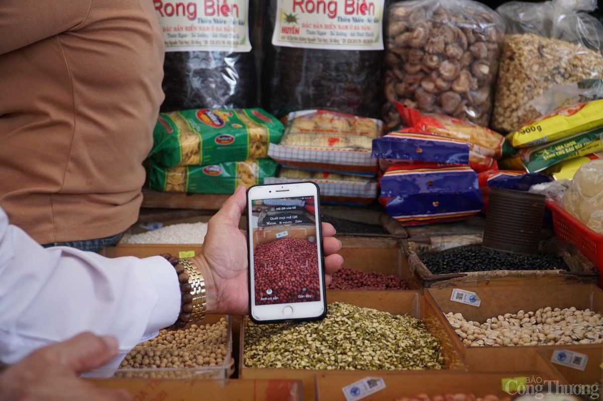 Người tiêu dùng có thể quét mã QR để truy xuất nguồn gốc thực phẩm khi mua hàng tại các chợ trên địa bàn TP. Đà Nẵng Người tiêu dùng có thể quét mã QR để truy xuất nguồn gốc thực phẩm khi mua hàng tại các chợ trên địa bàn TP. Đà Nẵng