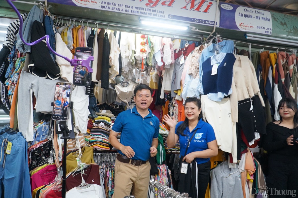 Tiểu thương Hoàng Thị Nga Mi được các chuyên gia thương mại điện tử hướng dẫn livestream bán hàng Tiểu thương Hoàng Thị Nga Mi được các chuyên gia thương mại điện tử hướng dẫn livestream bán hàng