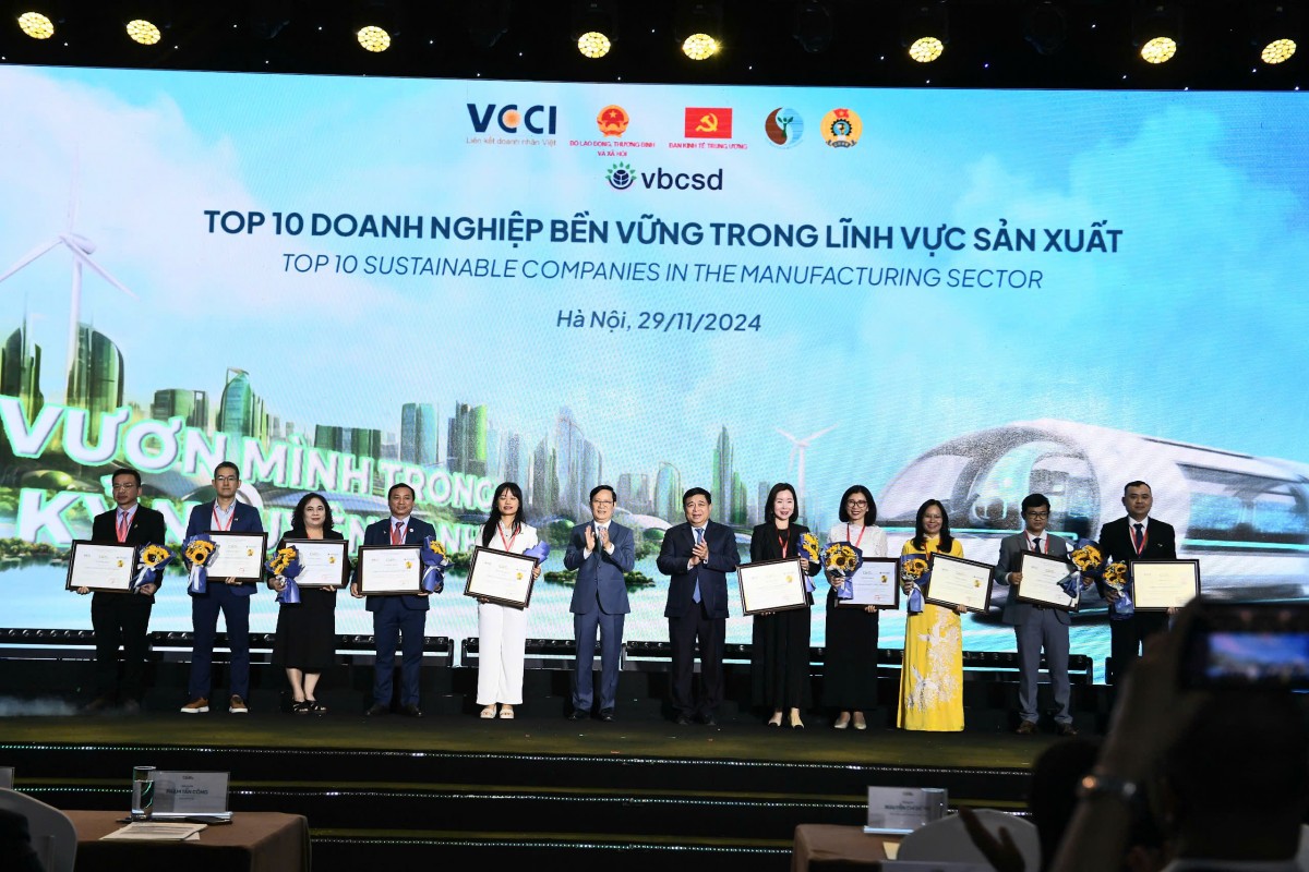 100 doanh nghiệp bền vững được biểu dương tại CSI 2024 100 doanh nghiệp bền vững được biểu dương tại CSI 2024