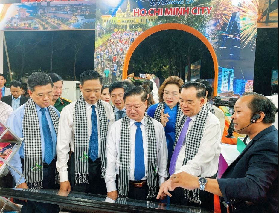 Lãnh đạo TP Hồ Chí Minh và TP Cần Thơ tham quan các gian hàng quảng bá du lịch, trải nghiệm công nghệ du lịch thông minh. Ảnh: KIỀU MAI Lãnh đạo TP Hồ Chí Minh và TP Cần Thơ tham quan các gian hàng quảng bá du lịch, trải nghiệm công nghệ du lịch thông minh. Ảnh: KIỀU MAI