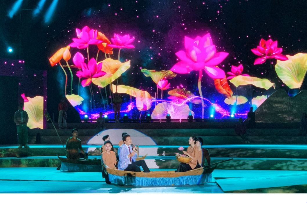 iết mục văn nghệ đặc sắc do các nghệ sĩ nổi tiếng trình diễn ở lễ khai mạc.Ảnh Kiều Mai iết mục văn nghệ đặc sắc do các nghệ sĩ nổi tiếng trình diễn ở lễ khai mạc.Ảnh Kiều Mai