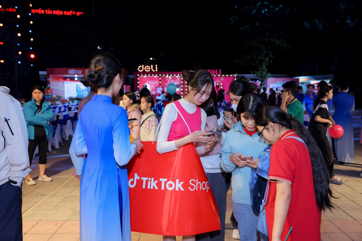 Online trở thành xu hướng mua sắm của người tiêu dùng, đặc biệt là giới trẻ Online trở thành xu hướng mua sắm của người tiêu dùng, đặc biệt là giới trẻ