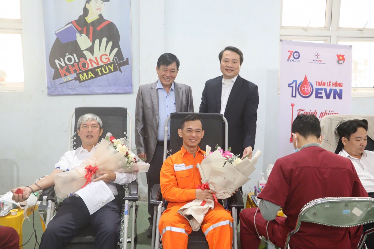 undefined Chương trình Tuần lễ hồng EVN lần thứ X lần này có sự tham gia nhiệt tình của gần 200 cán bộ, công nhân viên ngành điện lực.