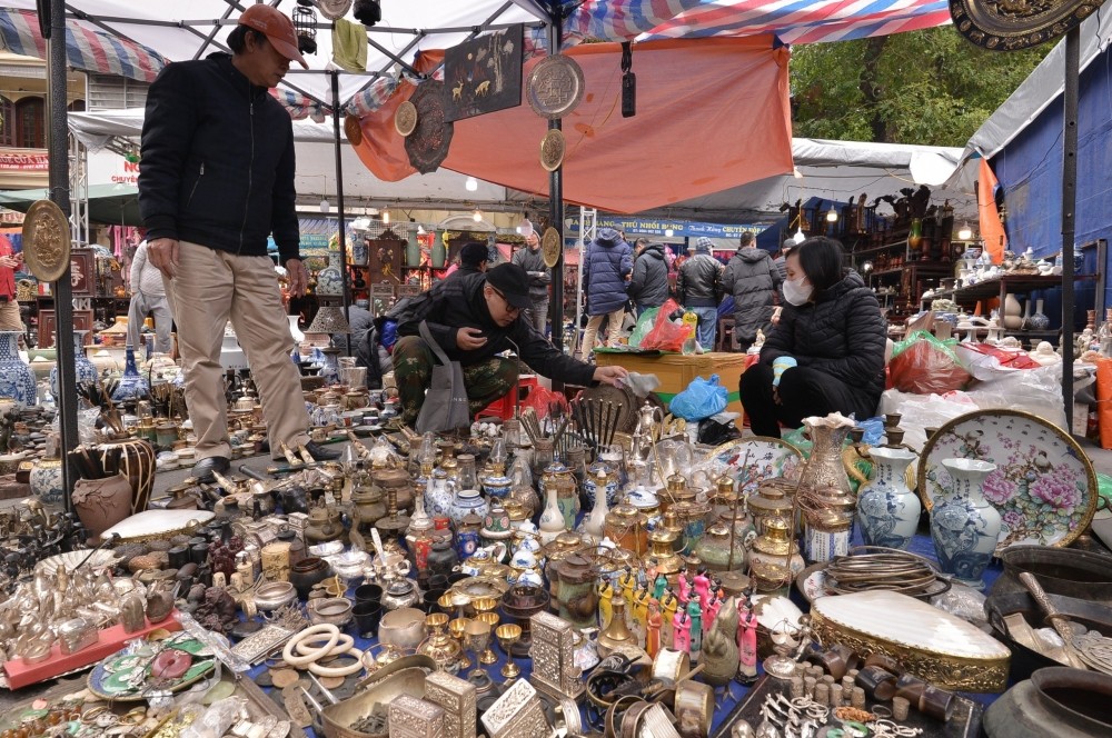 Một phiên chợ đồ cũ trên phố cổ Hà Nội. Ảnh: TTTĐ