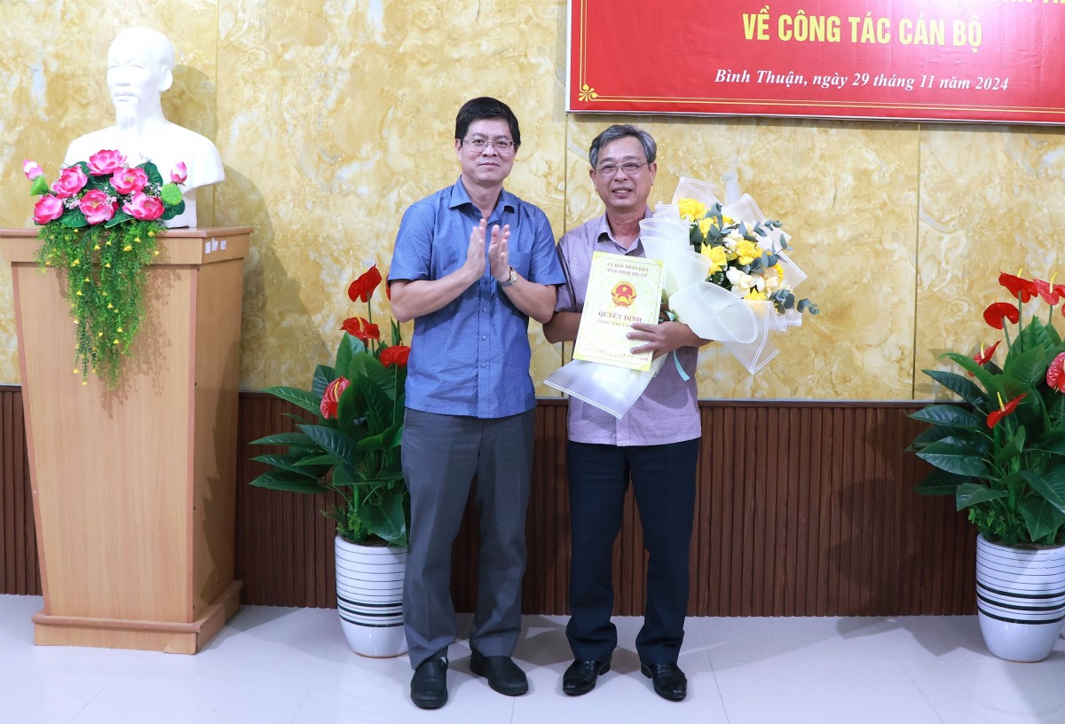 Phó Chủ tịch UBND tỉnh Nguyễn Hồng Hải trao Quyết định giao quyền Trưởng Ban Quản lý các Khu công nghiệp tỉnh Bình Thuận cho ông Lâm Văn Quý