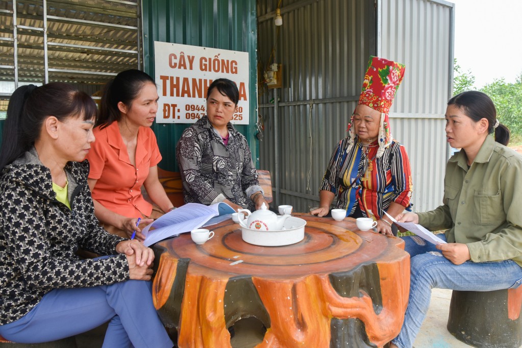 Cán bộ Hội LHPN xã Yên Than (huyện Tiên Yên) nắm tình hình sử dụng vốn vay ưu đãi để phát triển kinh tế của hội viên. Cán bộ Hội LHPN xã Yên Than (huyện Tiên Yên) nắm tình hình sử dụng vốn vay ưu đãi để phát triển kinh tế của hội viên.