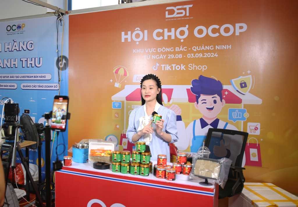 Hoạt động livestream tại Hội chợ OCOP khu vực Đông Bắc - Quảng Ninh 2024 giúp quảng bá, tiêu thụ sản phẩm OCOP và thúc đẩy hoạt động TMĐT. Hoạt động livestream tại Hội chợ OCOP khu vực Đông Bắc - Quảng Ninh 2024 giúp quảng bá, tiêu thụ sản phẩm OCOP và thúc đẩy hoạt động TMĐT.