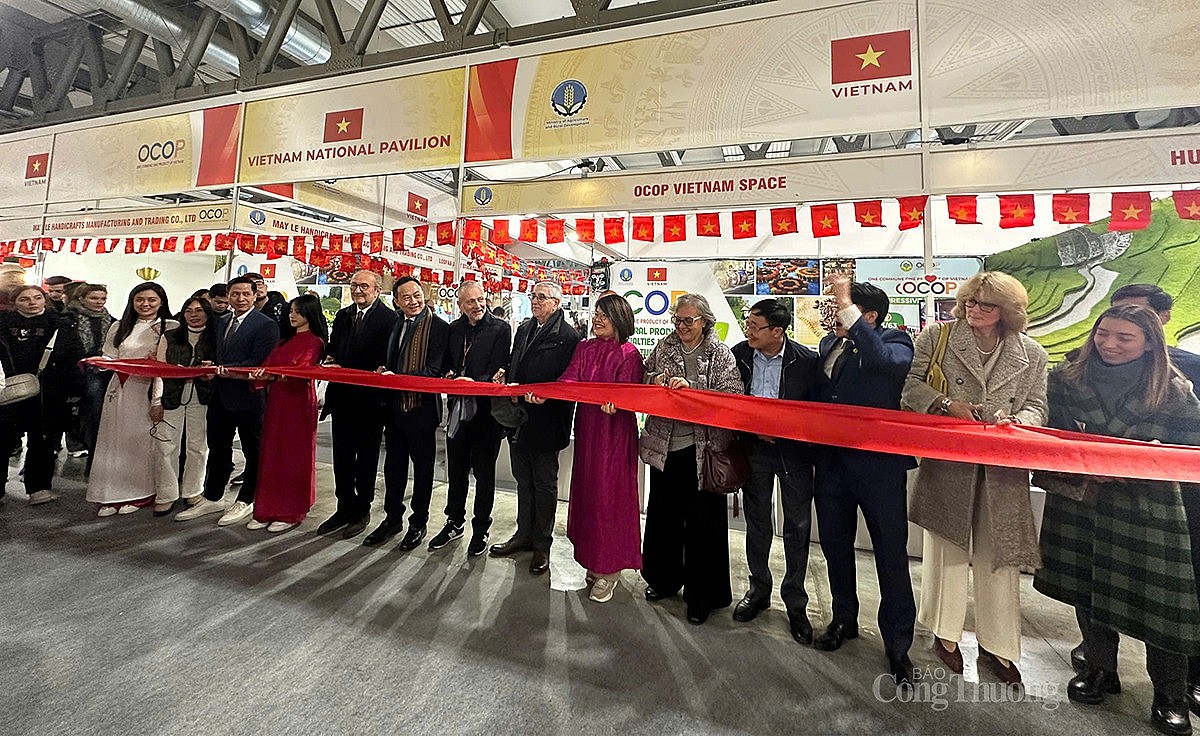 Các đại biểu cắt băng khai mạc Khu gian hàng quốc gia Việt Nam tại Hội chợ Thủ công mỹ nghệ quốc tế AF-L'ARTIGIANO IN FIERA năm 2024 tại Milan, Italia Các đại biểu cắt băng khai mạc Khu gian hàng quốc gia Việt Nam tại Hội chợ Thủ công mỹ nghệ quốc tế AF-L'ARTIGIANO IN FIERA năm 2024 tại Milan, Italia