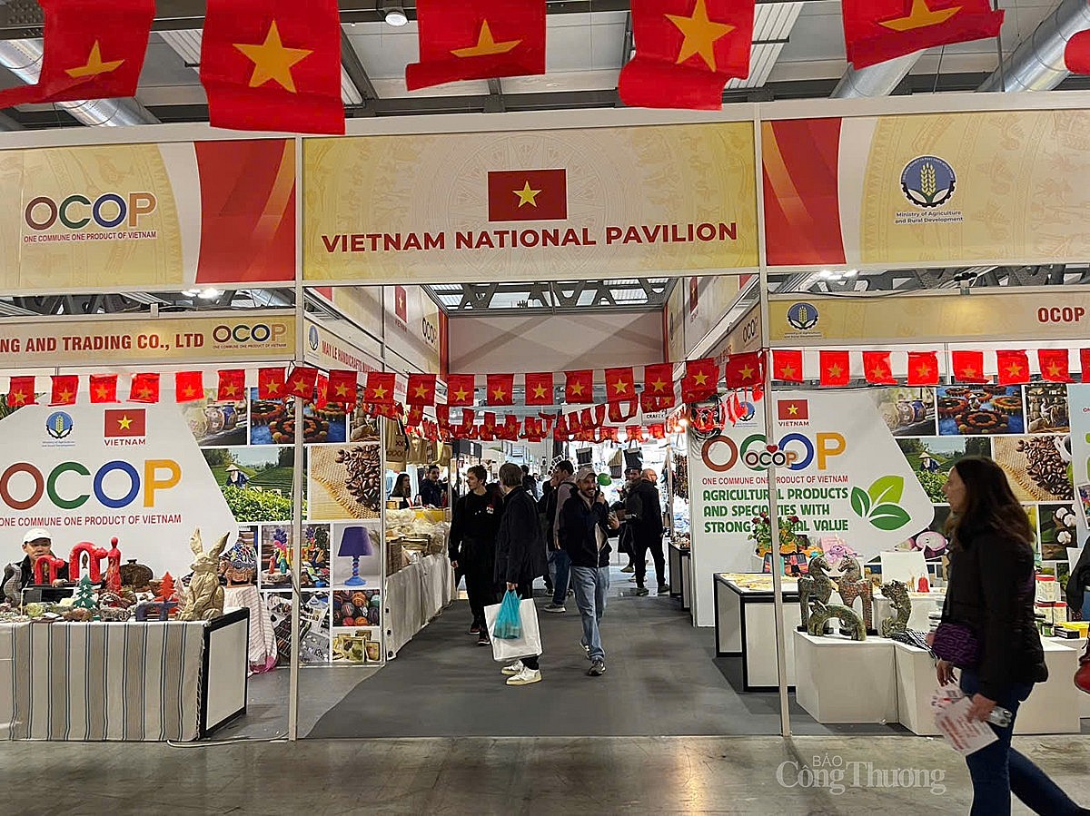 Khu gian hàng quốc gia Việt Nam tại Hội chợ Thủ công mỹ nghệ quốc tế AF-L'ARTIGIANO IN FIERA năm 2024 tại Milan, Italia Khu gian hàng quốc gia Việt Nam tại Hội chợ Thủ công mỹ nghệ quốc tế AF-L'ARTIGIANO IN FIERA năm 2024 tại Milan, Italia