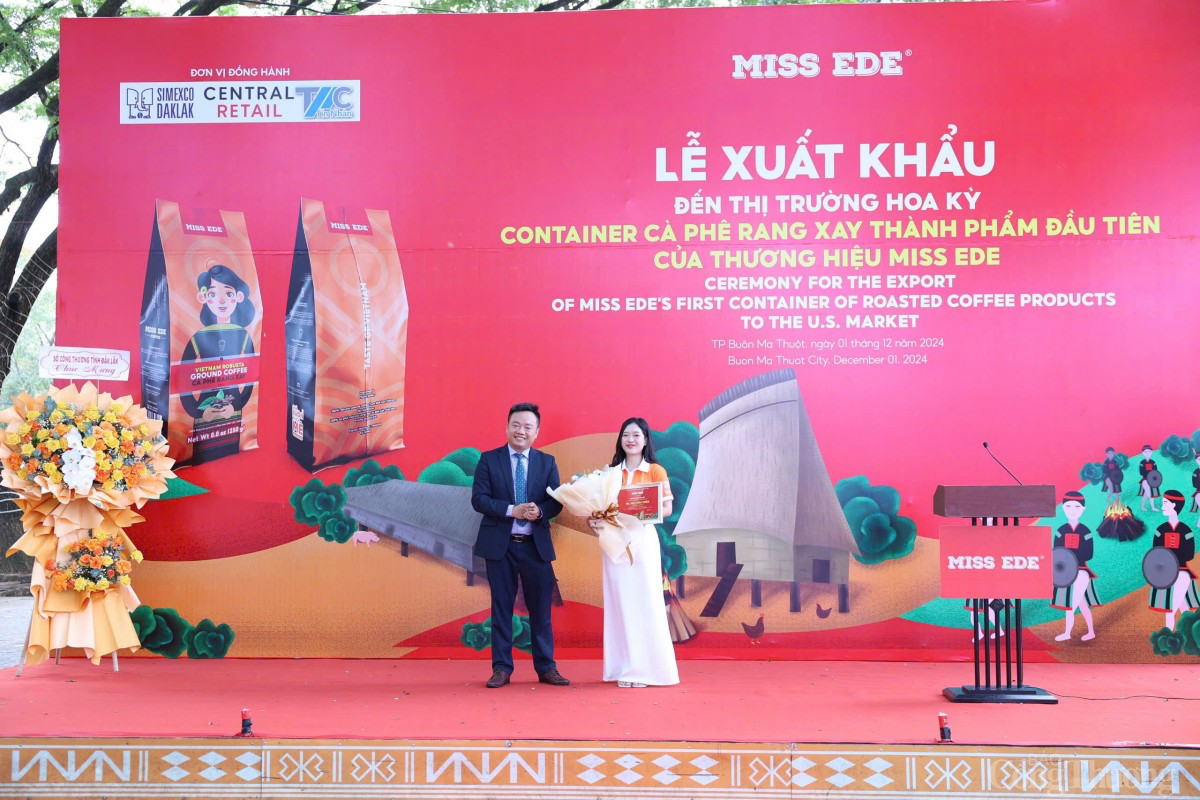 Đắk Lắk: Xuất khẩu lô cà phê thành phẩm với nhãn hiệu MISS EDE đầu tiên đến Hoa Kỳ Đắk Lắk: Xuất khẩu lô cà phê thành phẩm với nhãn hiệu MISS EDE đầu tiên đến Hoa Kỳ