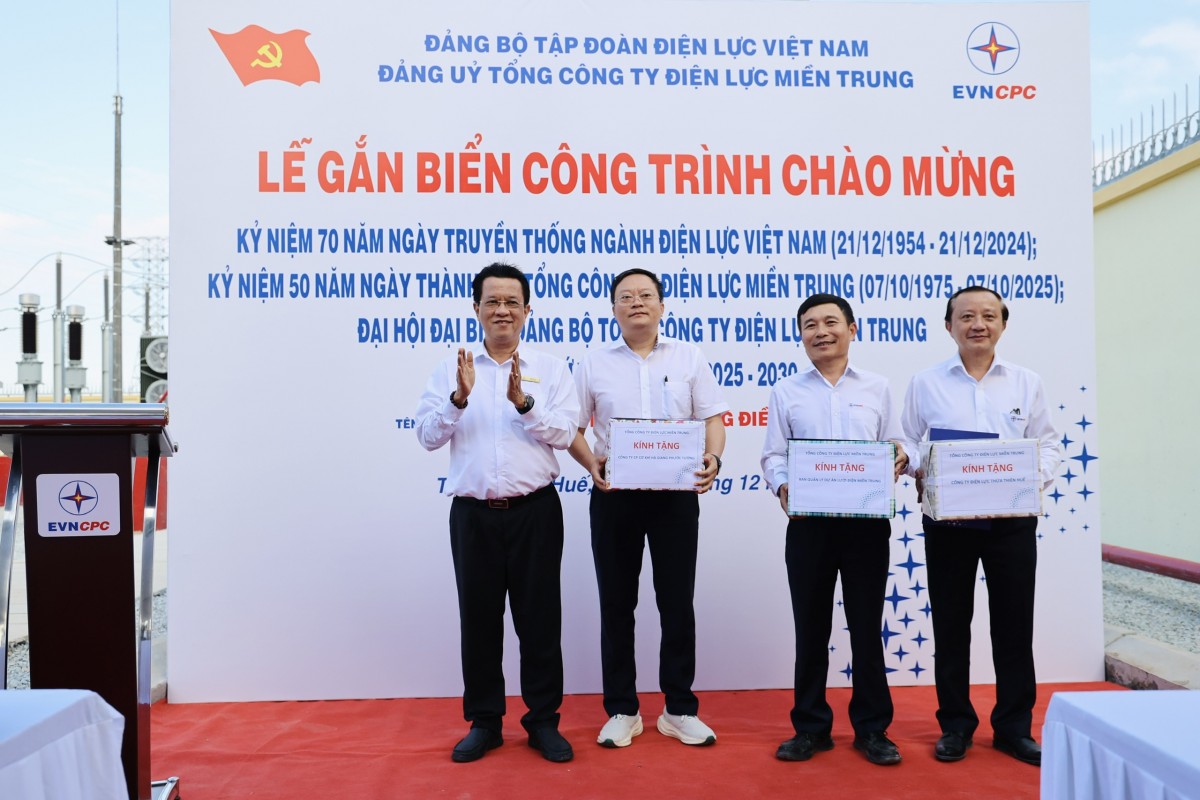 Lãnh đạo EVNCPC tặng quà cho các đơn vị tham gia thi công, đưa dự án về đích vượt tiến độ Lãnh đạo EVNCPC tặng quà cho các đơn vị tham gia thi công, đưa dự án về đích vượt tiến độ