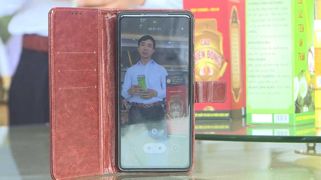 Anh Nguyễn Văn Mạnh, Giám đốc Công ty TNHH Nam dược Y võ (TP Uông Bí) thực hiện livestream giới thiệu sản phẩm - Ảnh: Nguyễn Trang Anh Nguyễn Văn Mạnh, Giám đốc Công ty TNHH Nam dược Y võ (TP Uông Bí) thực hiện livestream giới thiệu sản phẩm - Ảnh: Nguyễn Trang