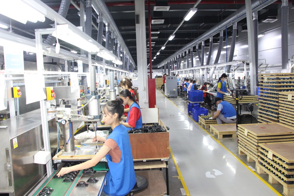 Dây chuyển sản xuất tại Công ty TNHH Kỹ thuật Điện tử Tonly Việt Nam - Ảnh: Thùy Dương