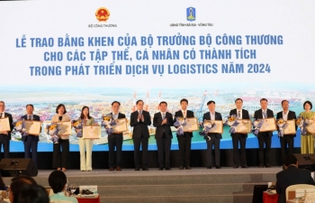 Bộ trưởng Nguyễn Hồng Diên tặng bằng khen cho 20 tập thể, cá nhân đóng góp xuất sắc trong phát triển Logistics