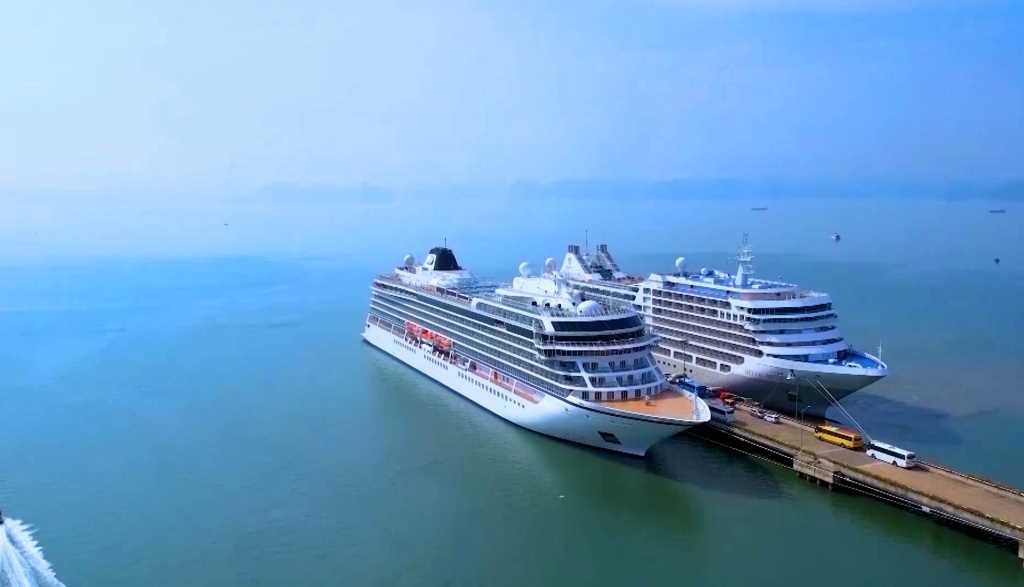 Cặp tàu biển Summer Muse và nhiều tàu biển quốc tế khác chọn Hạ Long là điểm đến trong mùa tàu biển 2023-2024. Cặp tàu biển Summer Muse và nhiều tàu biển quốc tế khác chọn Hạ Long là điểm đến trong mùa tàu biển 2023-2024.