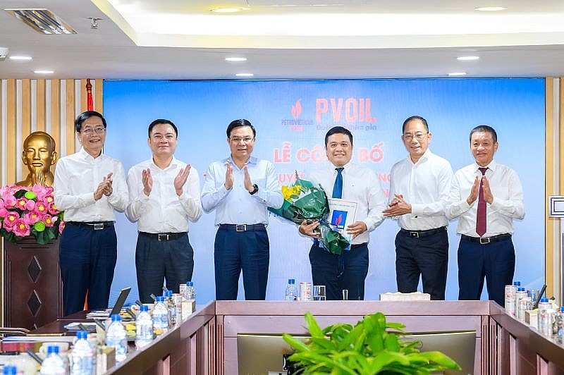 Lãnh đạo Tập đoàn Dầu khí Việt Nam và Lãnh đạo PVOIL chúc mừng đ/c Nguyễn Đăng Trình Lãnh đạo Tập đoàn Dầu khí Việt Nam và Lãnh đạo PVOIL chúc mừng đ/c Nguyễn Đăng Trình