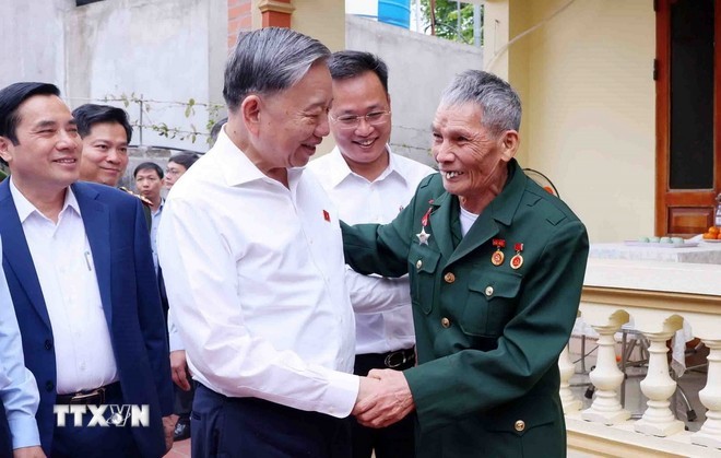 Tổng Bí thư Tô Lâm đến thăm, tặng quà gia đình ông Mai Văn Vĩnh (73 tuổi), ở thôn An Chiểu, xã Liên Phương, thành phố Hưng Yên, là thương binh 81%, 45 năm tuổi Đảng. Ảnh: TTXVN Tổng Bí thư Tô Lâm đến thăm, tặng quà gia đình ông Mai Văn Vĩnh (73 tuổi), ở thôn An Chiểu, xã Liên Phương, thành phố Hưng Yên, là thương binh 81%, 45 năm tuổi Đảng. Ảnh: TTXVN