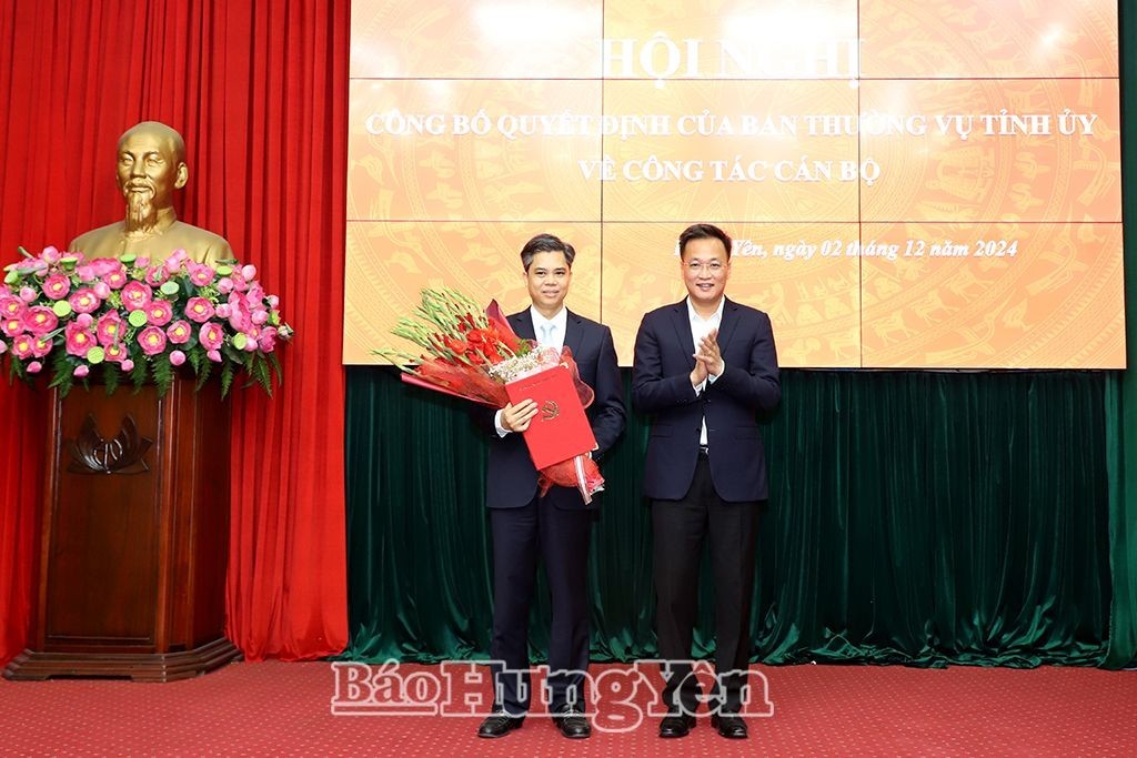 Bí thư Tỉnh ủy Nguyễn Hữu Nghĩa trao quyết định và tặng hoa đồng chí Trưởng Ban Nội chính Tỉnh ủy Nguyễn Văn Chiến Ảnh: Báo Hưng Yên Bí thư Tỉnh ủy Nguyễn Hữu Nghĩa trao quyết định và tặng hoa đồng chí Trưởng Ban Nội chính Tỉnh ủy Nguyễn Văn Chiến Ảnh: Báo Hưng Yên