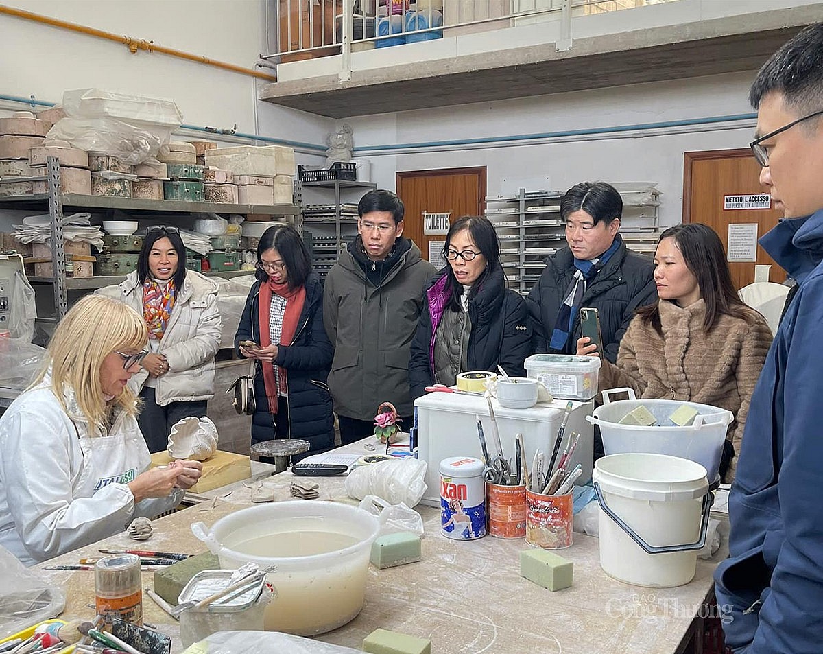 đoàn doanh nghiệp Việt Nam đã kết hợp tổ chức đi thăm quan thực tế, học tập kinh nghiệm từ một số doanh nghiệp, cơ sở sản xuất hàng thủ công mỹ nghệ, thực phẩm tiêu biểu tại Milan, Rome và một số vùng lân cận tại Italia đoàn doanh nghiệp Việt Nam đã kết hợp tổ chức đi thăm quan thực tế, học tập kinh nghiệm từ một số doanh nghiệp, cơ sở sản xuất hàng thủ công mỹ nghệ, thực phẩm tiêu biểu tại Milan, Rome và một số vùng lân cận tại Italia