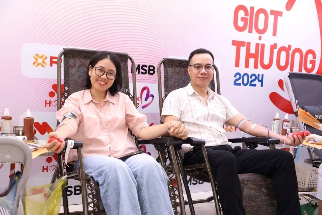 Cán bộ nhân viên ROX Group và người thân tham gia sự kiện hiến máu Giọt Thương 2024. Cán bộ nhân viên ROX Group và người thân tham gia sự kiện hiến máu Giọt Thương 2024.