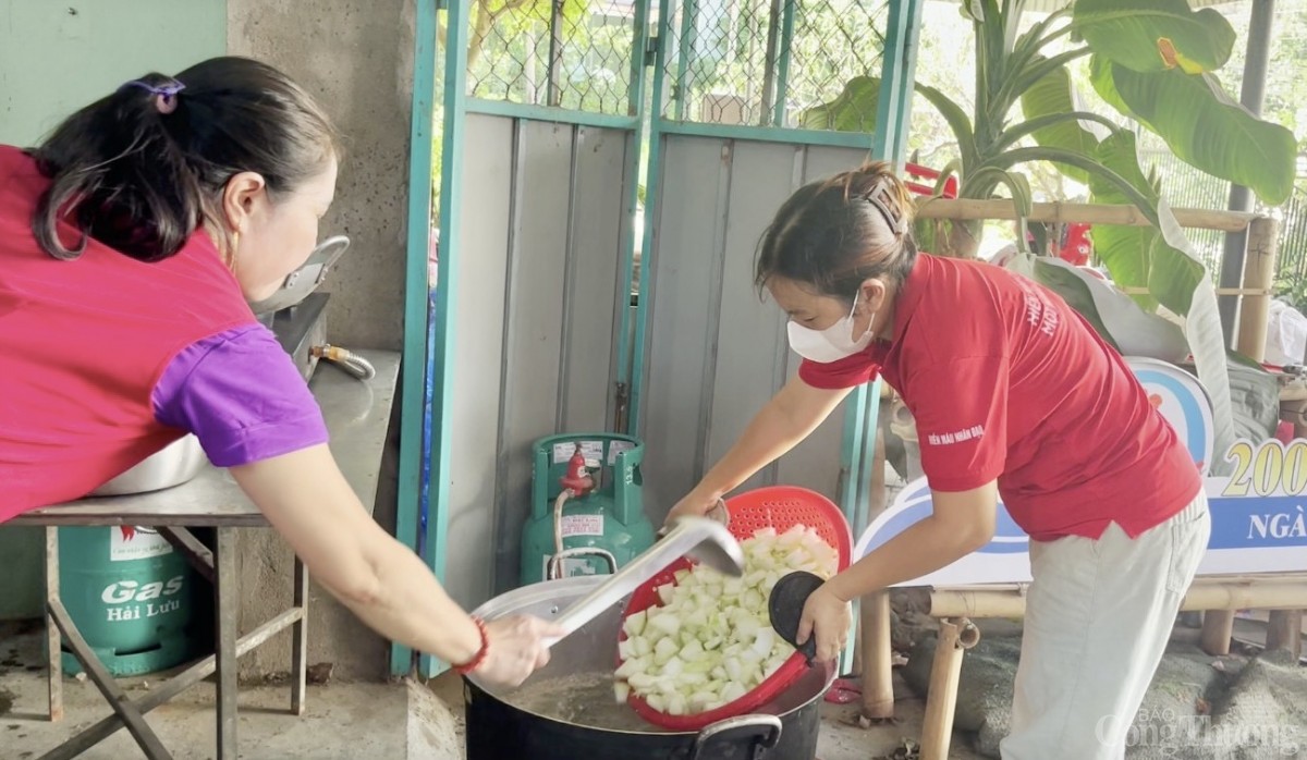 Ấm lòng những suất cơm 0 đồng tới với bệnh nhân nghèo Gia Lai