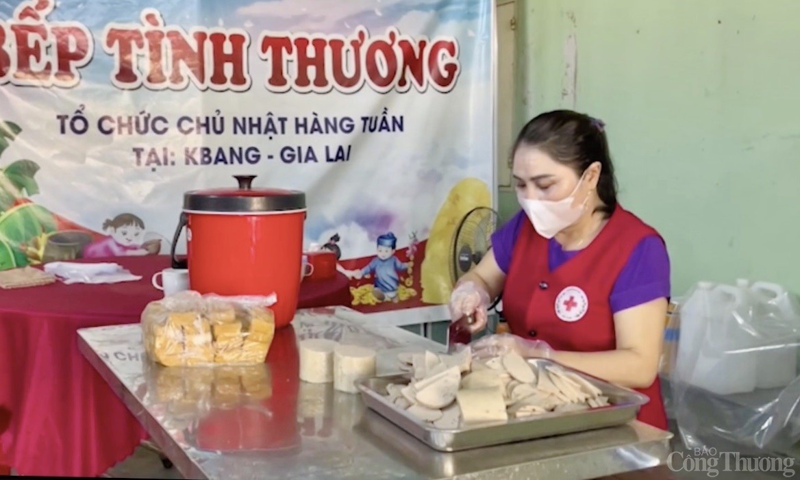 Ấm lòng những suất cơm 0 đồng tới với bệnh nhân nghèo Gia Lai
