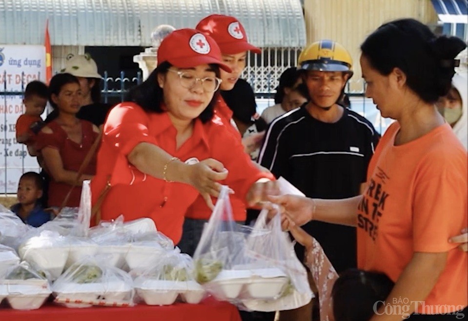 Ấm lòng những suất cơm 0 đồng tới với bệnh nhân nghèo Gia Lai