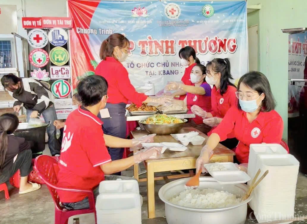 Ấm lòng những suất cơm 0 đồng tới với bệnh nhân nghèo Gia Lai